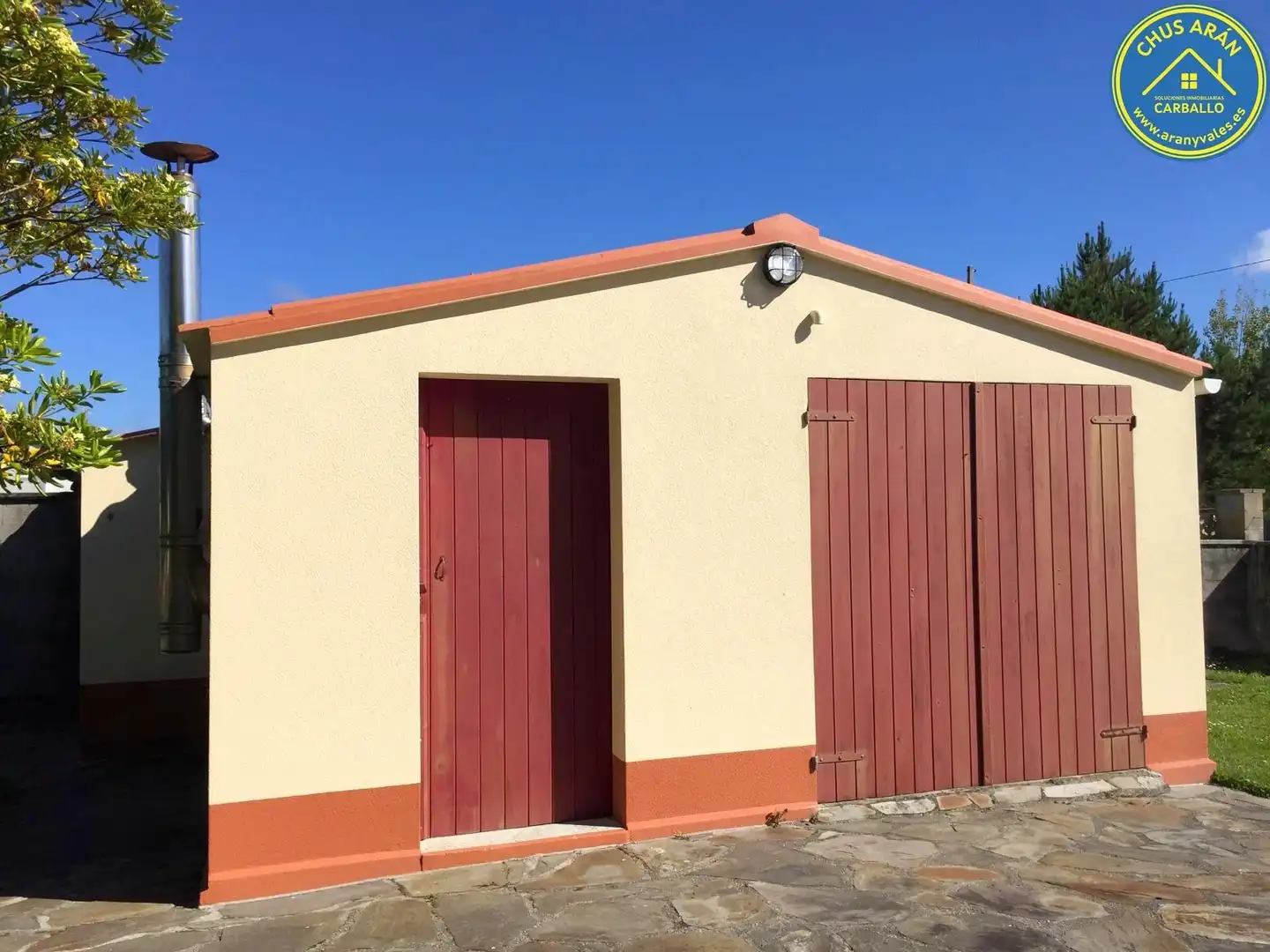 Vista exterior de Casa o xalet en venda en Carballo amb Calefacció, Jardí privat i Moblat