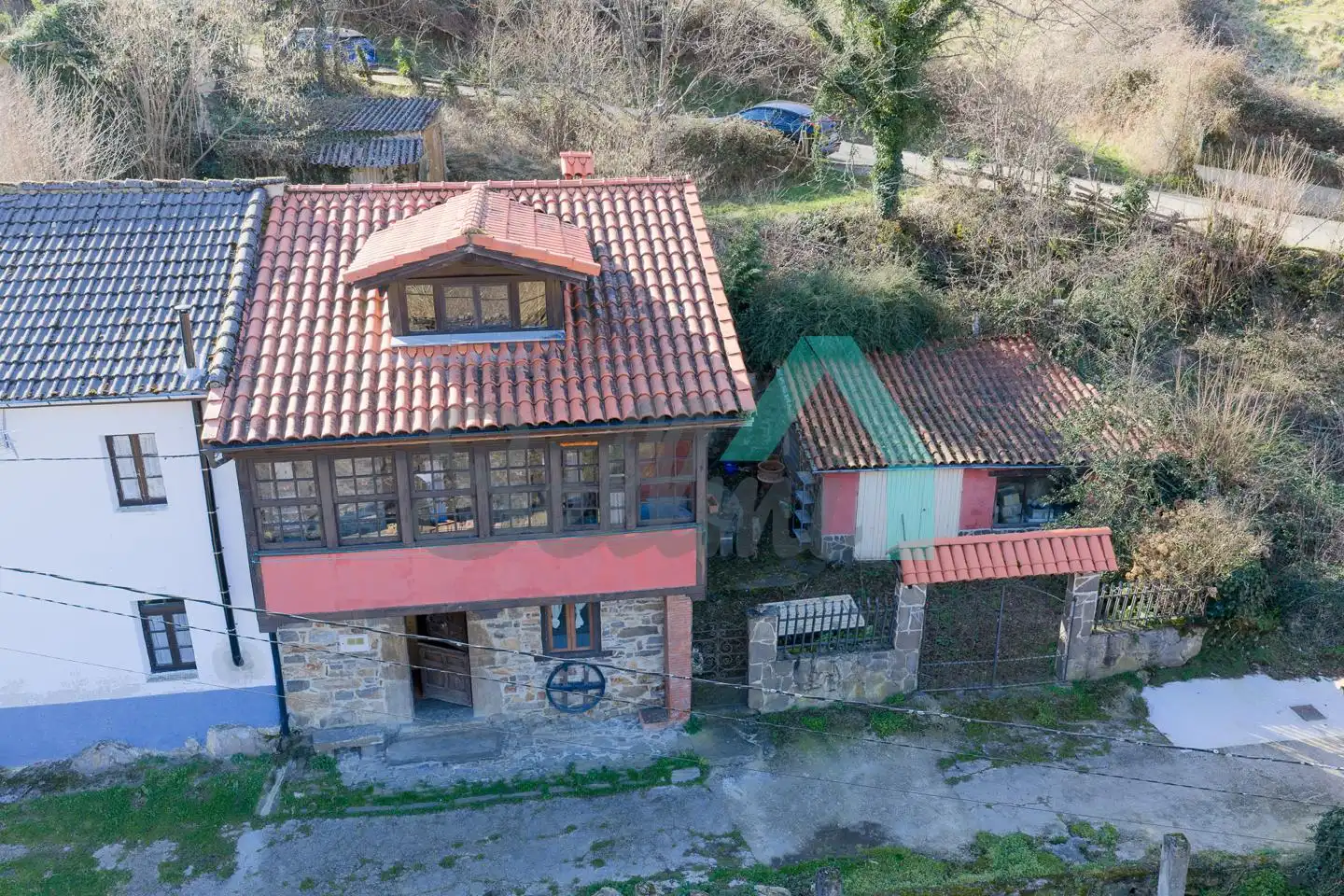 Vista exterior de Casa adosada en venda en Aller amb Jardí privat, Terrassa i Traster