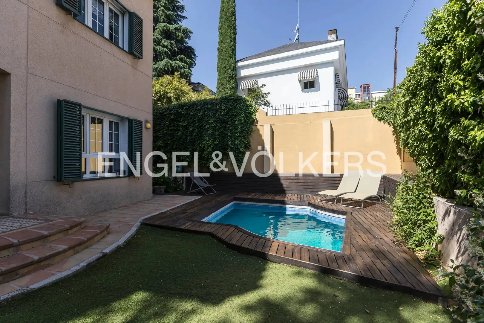 Vista exterior de Casa o chalet en venta en Madrid con Aire acondicionado, Calefacción y Jardín privado
