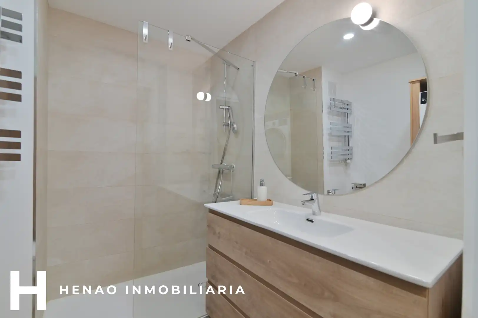 Baño de Apartamento en venta en Bilbao  con Calefacción, Parquet y Amueblado