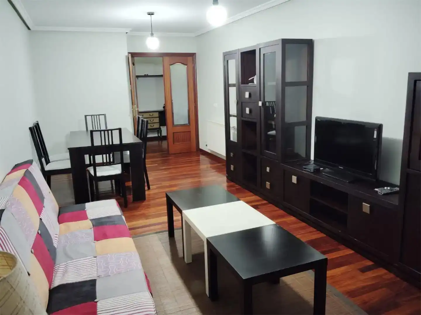 Wohnzimmer von Dachboden zur Miete in Pontevedra Capital  mit Parkett, Abstellraum und Möbliert