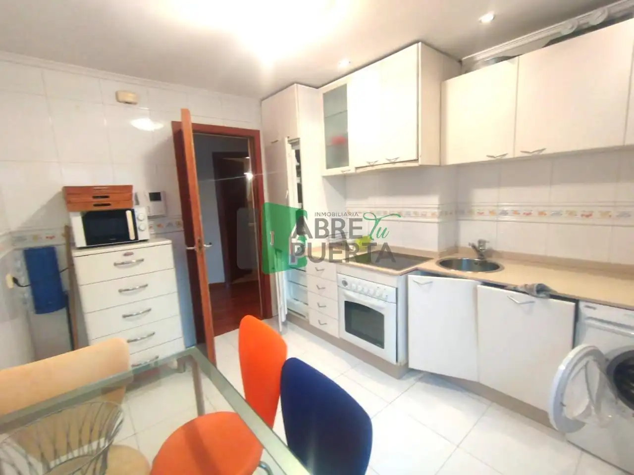 Cuina de Apartament de lloguer en Ourense Capital  amb Calefacció, Parquet i Traster