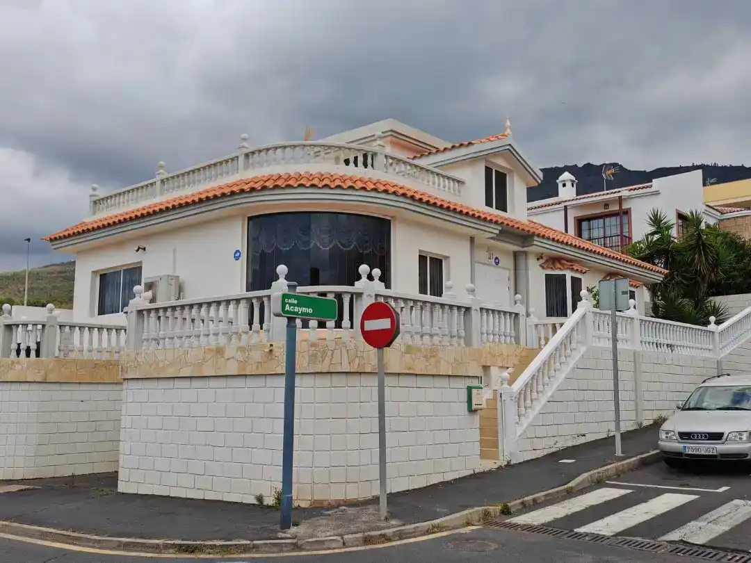 Vista exterior de Casa o xalet de lloguer en Adeje amb Aire condicionat i Balcó