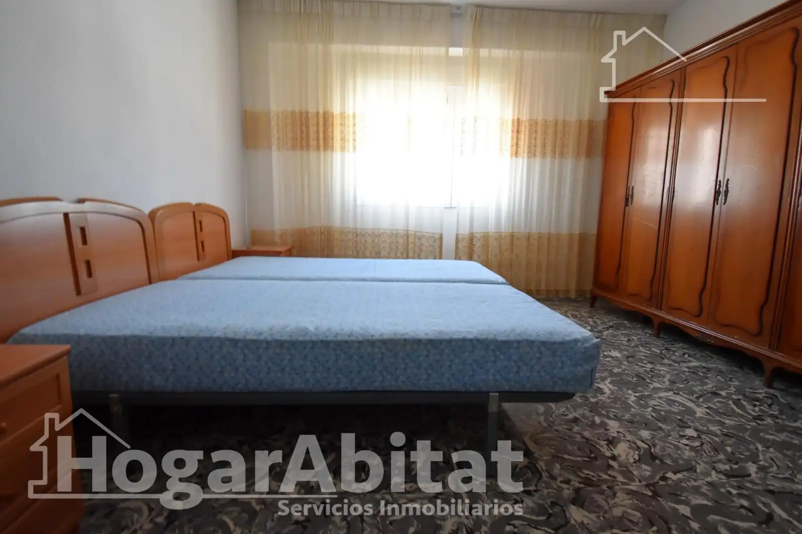Schlafzimmer von Dachboden zum Verkauf in Oliva mit Terrasse und Möbliert