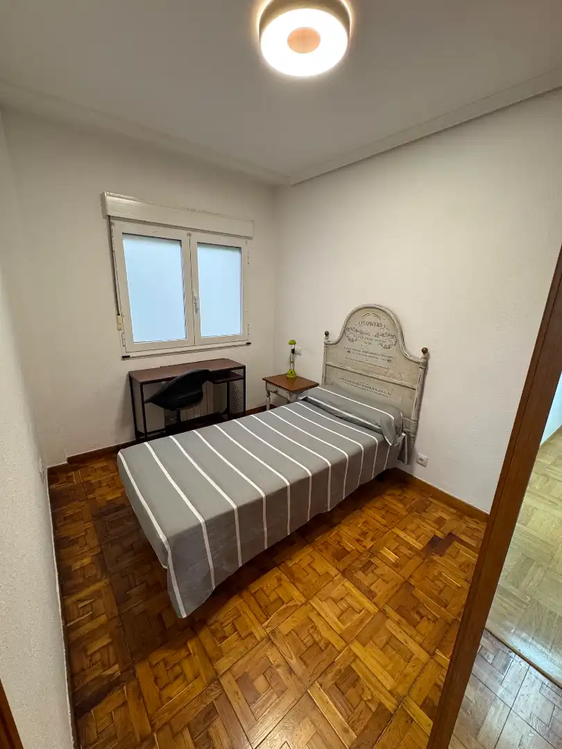 Schlafzimmer von Wohnung zur Miete in Oviedo  mit Heizung, Parkett und Möbliert