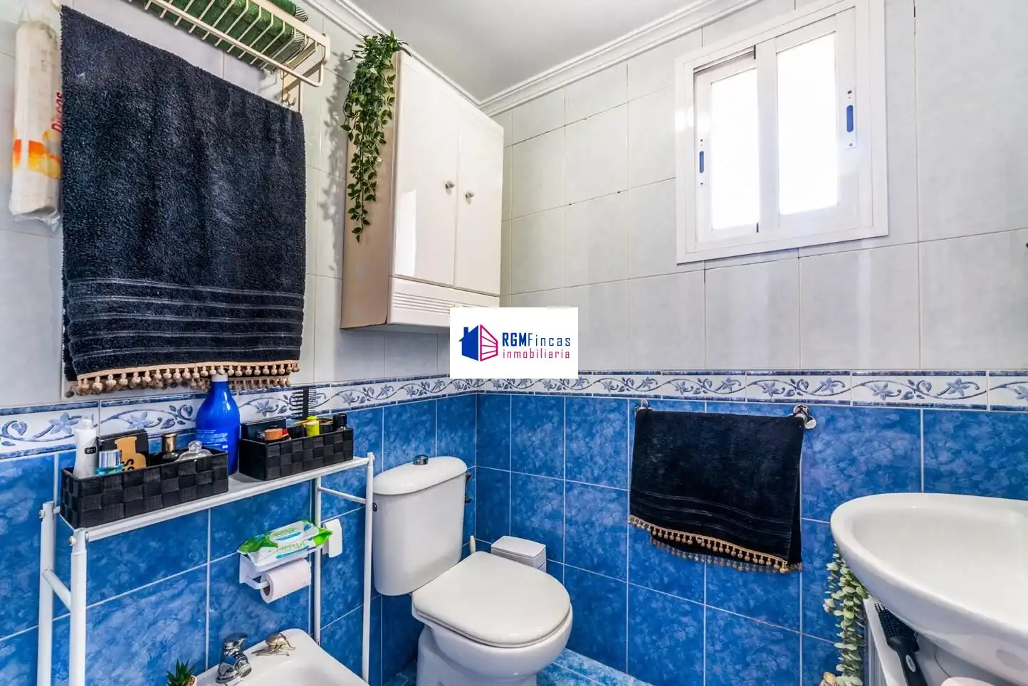 Bathroom of Flat for sale in Sevilla  with Air Conditioner and Storage room