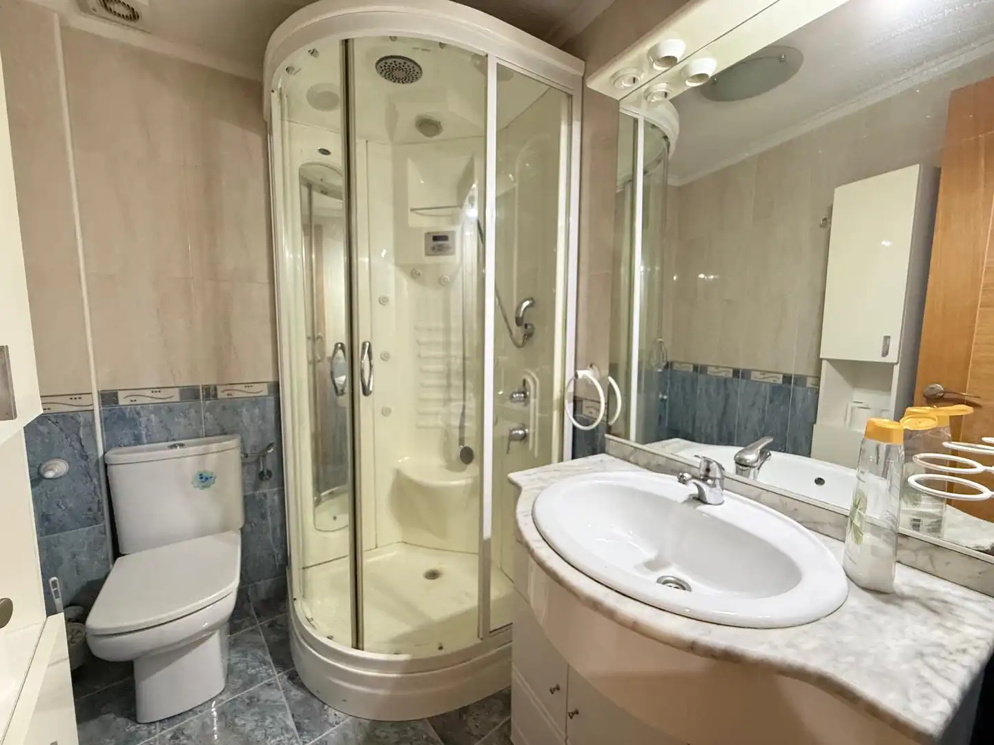 Bathroom of Flat for rent in Salamanca  with Heating, Parquet flooring and Furnished