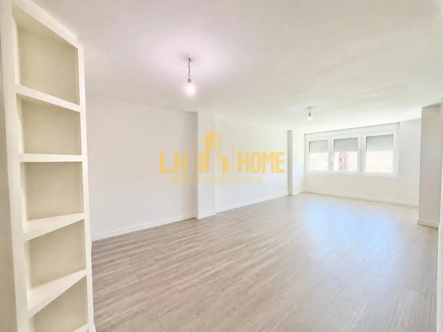 Living room of Flat for sale in L'Hospitalet de Llobregat  with Air Conditioner, Heating and Parquet flooring