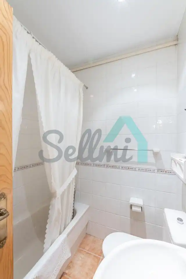 Bathroom of Flat for sale in Oviedo   with Heating, Parquet flooring and Terrace