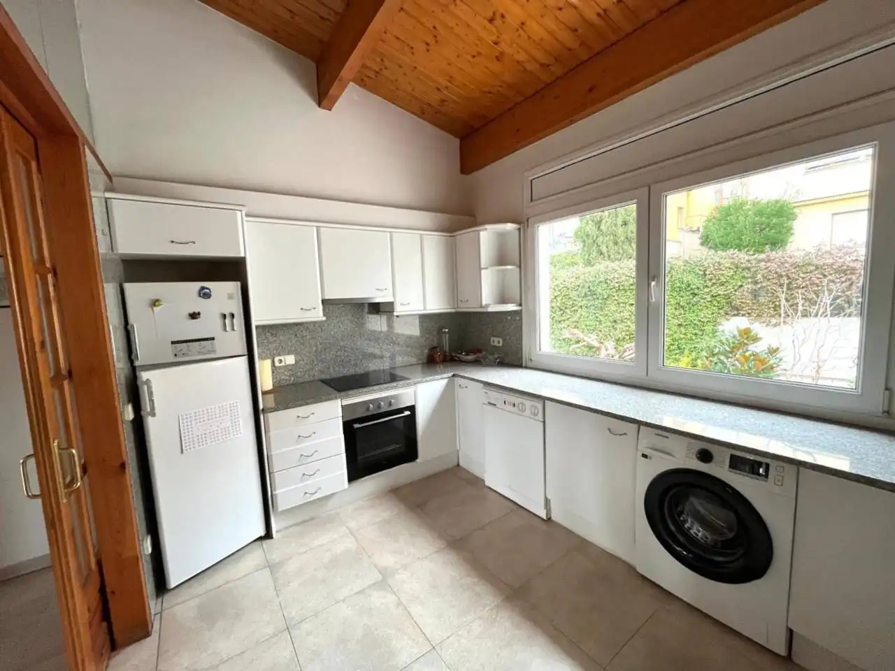 Cocina de Casa o chalet en venta en Girona con Aire acondicionado, Calefacción y Jardín privado