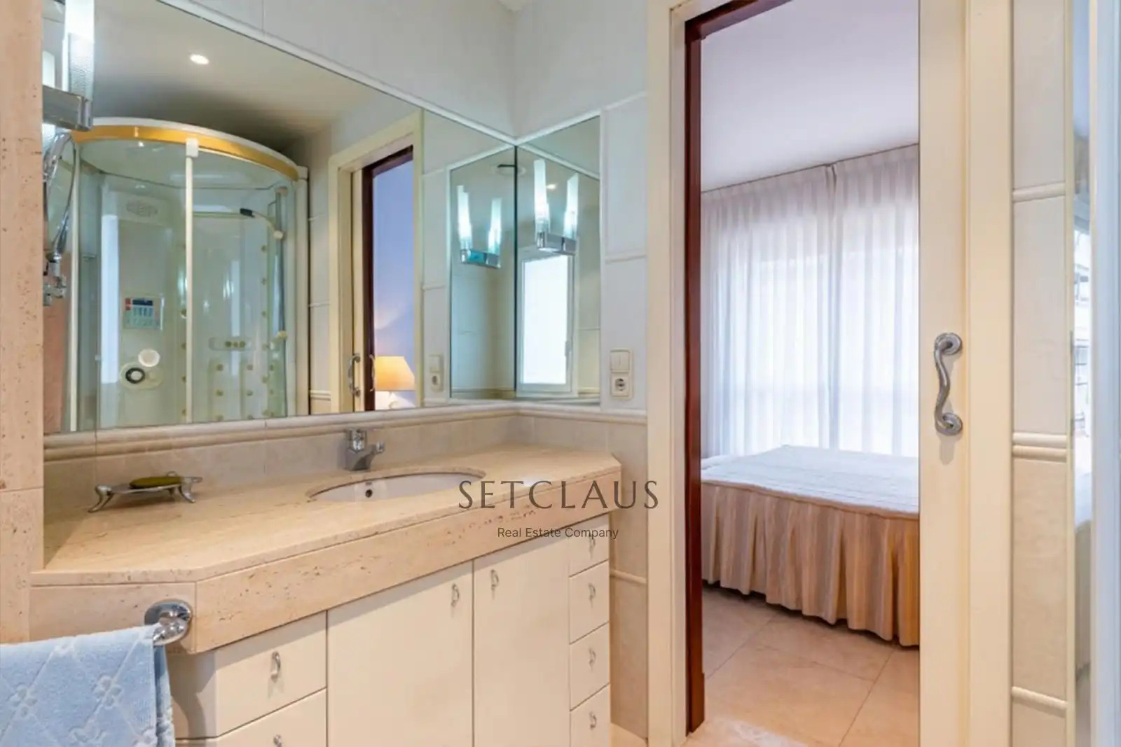 Schlafzimmer von Dachboden zum Verkauf in Badalona mit Heizung, Terrasse und Alarm