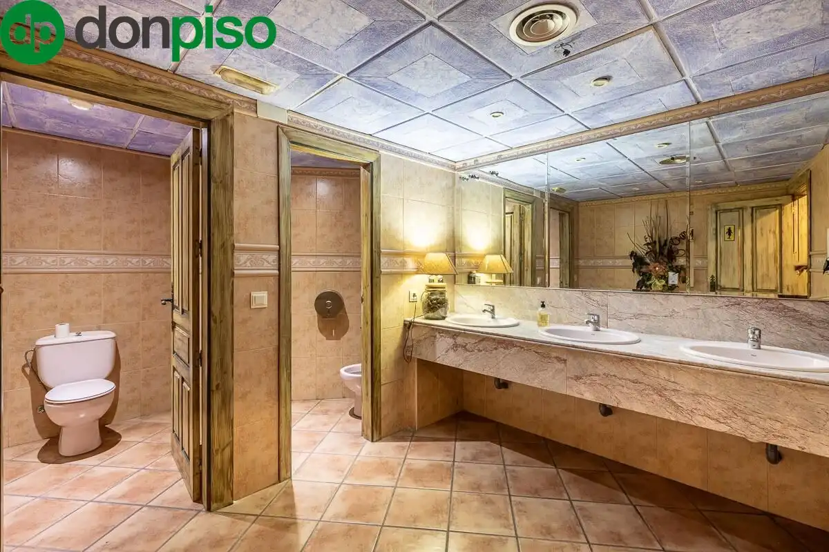 Baño de Local en venta en Pinos Genil con Terraza