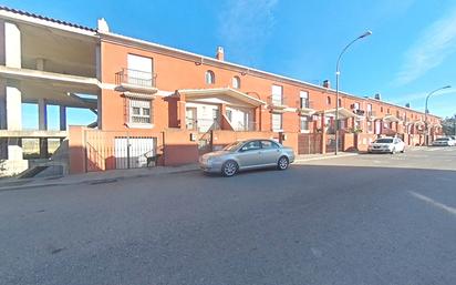 Vista exterior de Casa adosada en venda en Vegas del Genil amb Terrassa i Balcó