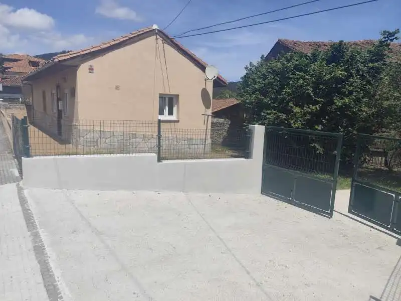 Vista exterior de Casa o xalet en venda en Pravia amb Calefacció, Moblat i Forn