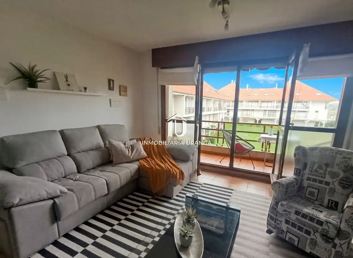 Sala de estar de Dúplex en venta en Bareyo con Terraza, Trastero y Piscina comunitaria