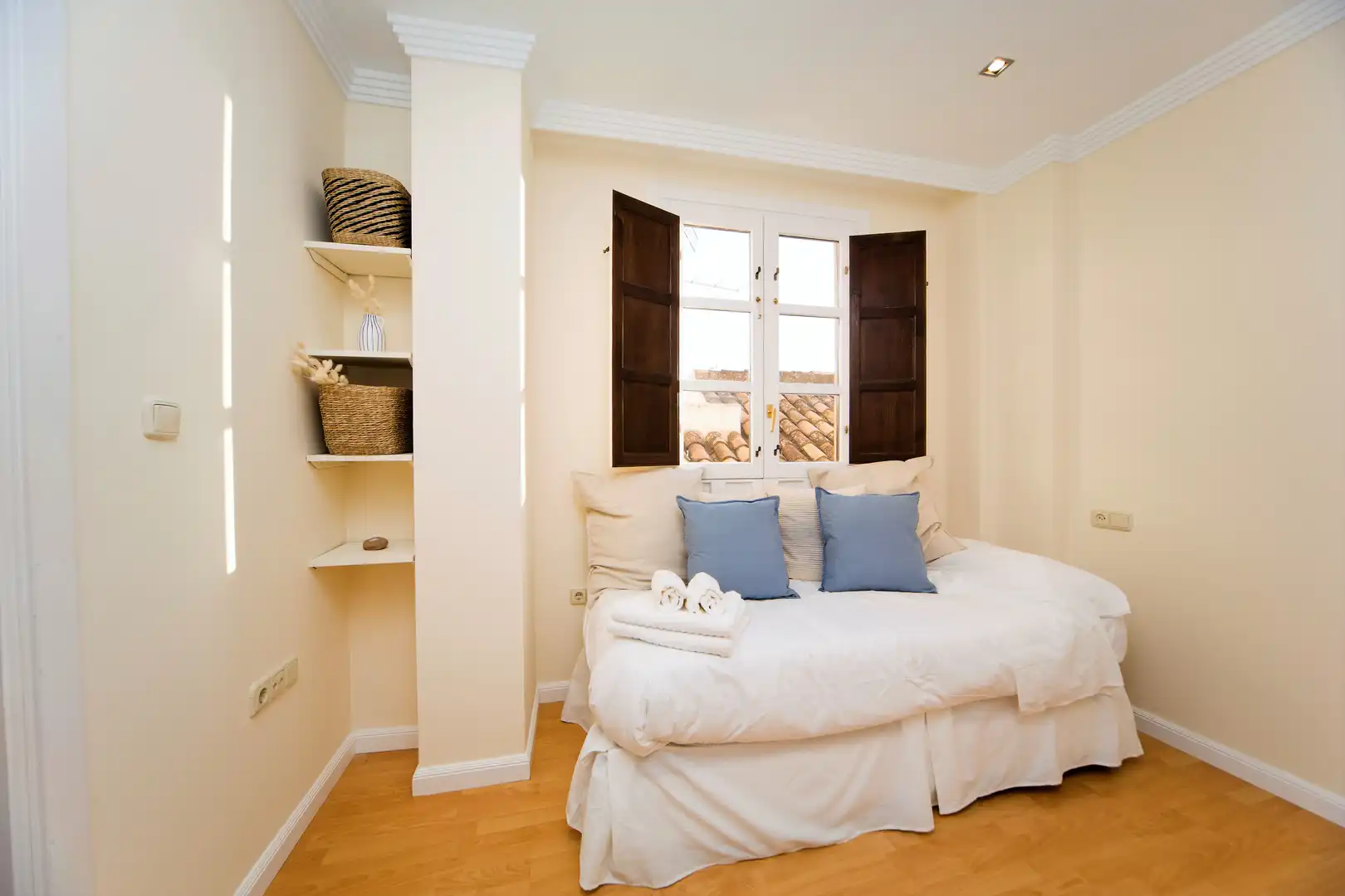 Bedroom of Flat for sale in Granada  with Air Conditioner, Heating and Parquet flooring