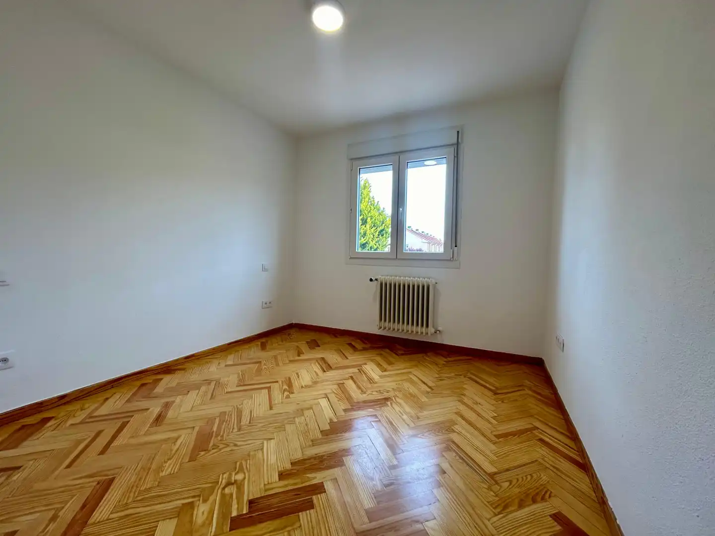 Dormitori de Casa adosada en venda en La Lastrilla  amb Calefacció, Jardí privat i Parquet