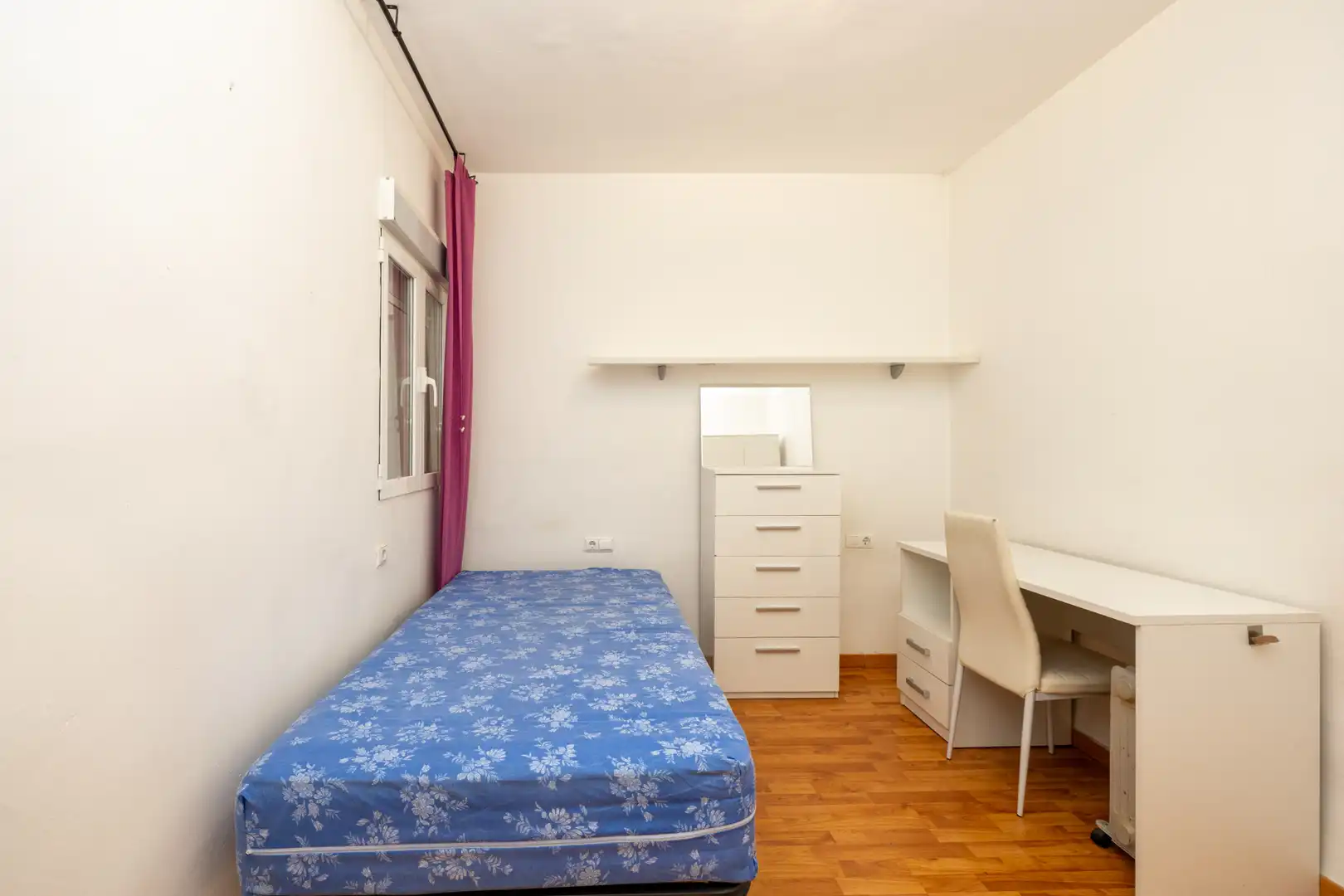 Habitación de Piso de alquiler en Granada con Aire acondicionado, Calefacción y Amueblado