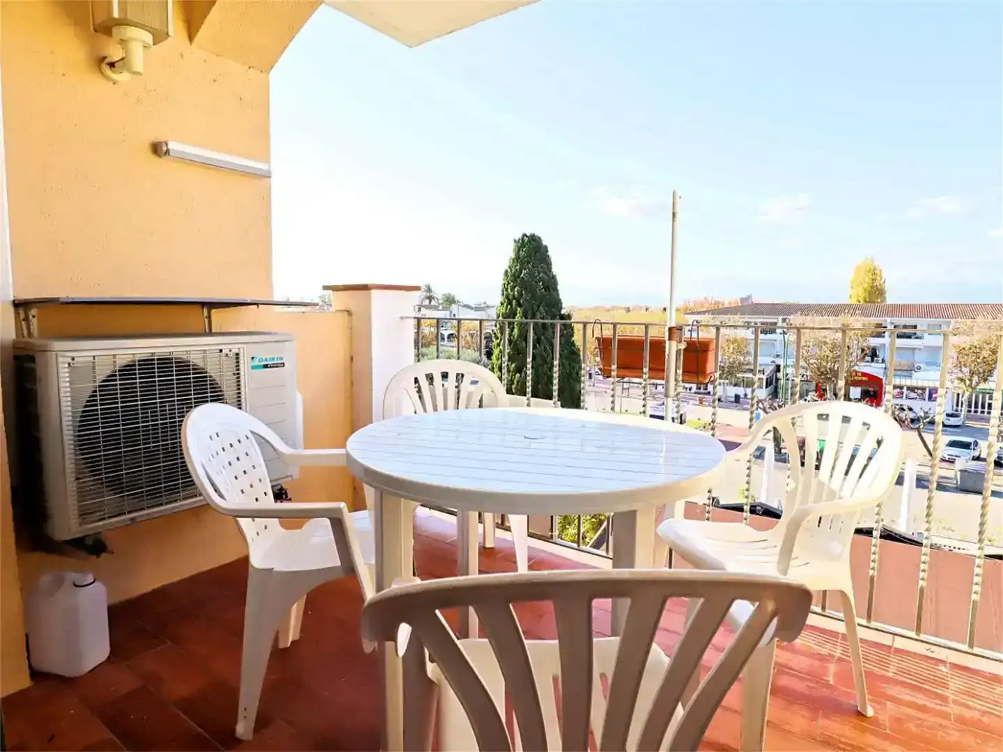 Terrasse von Wohnung zum Verkauf in Empuriabrava mit Klimaanlage und Schwimmbad