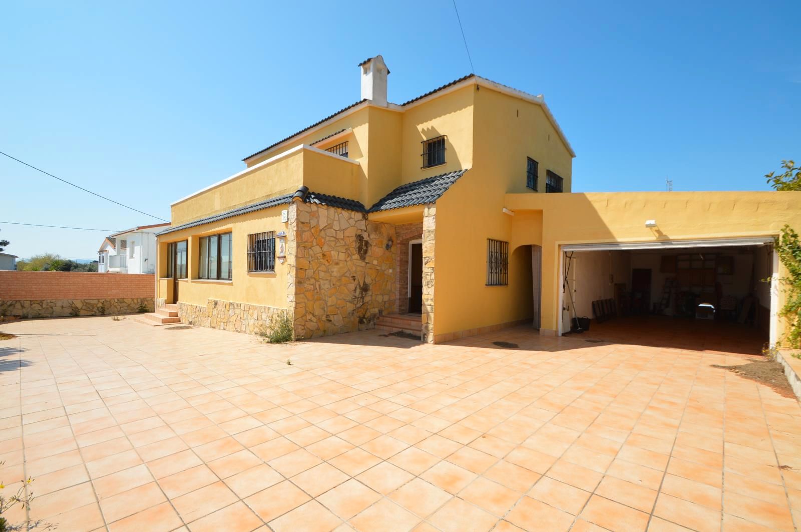 Vista exterior de Casa o xalet en venda en Vinaròs amb Aire condicionat, Calefacció i Jardí privat
