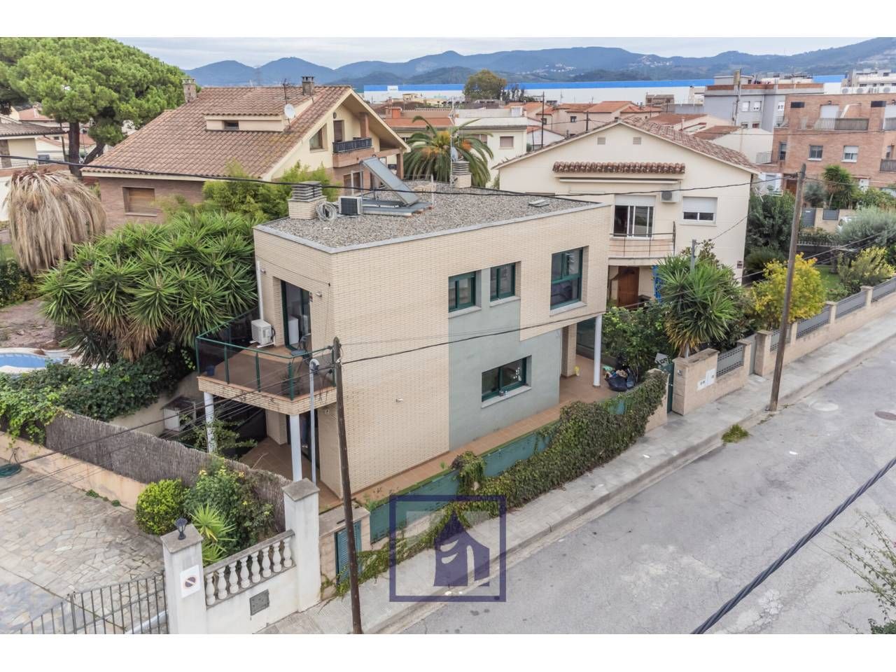 Vista exterior de Casa o xalet en venda en Santa Perpètua de Mogoda amb Aire condicionat, Calefacció i Jardí privat