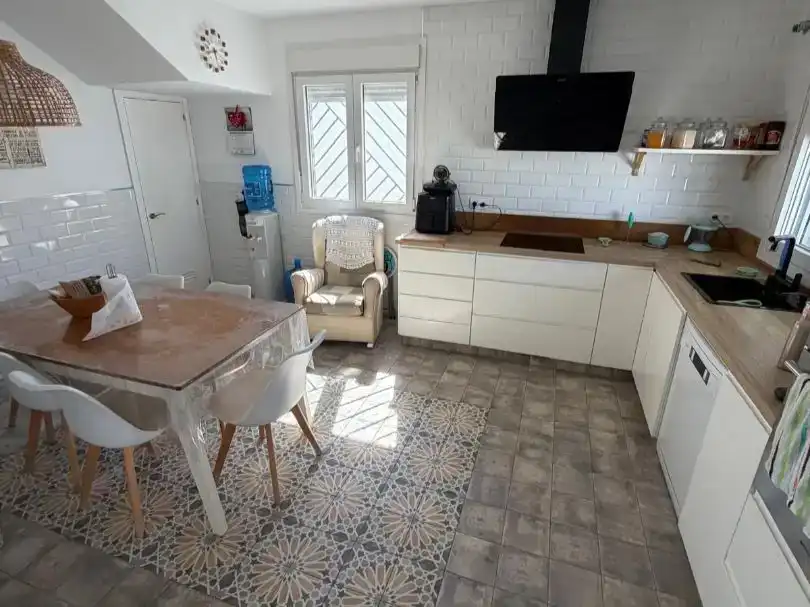 Cuina de Casa o xalet en venda en La Línea de la Concepción amb Aire condicionat, Jardí privat i Piscina