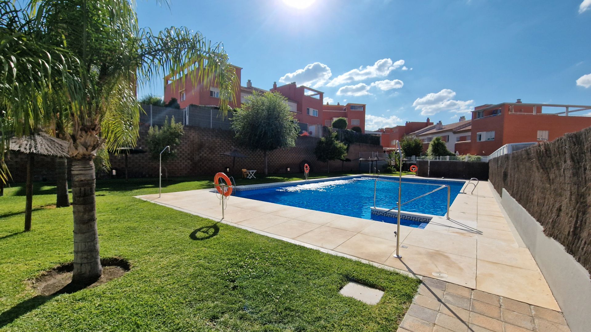 Swimming pool of Single-family semi-detached to rent in San Juan de Aznalfarache  with Air Conditioner, Terrace and Community pool