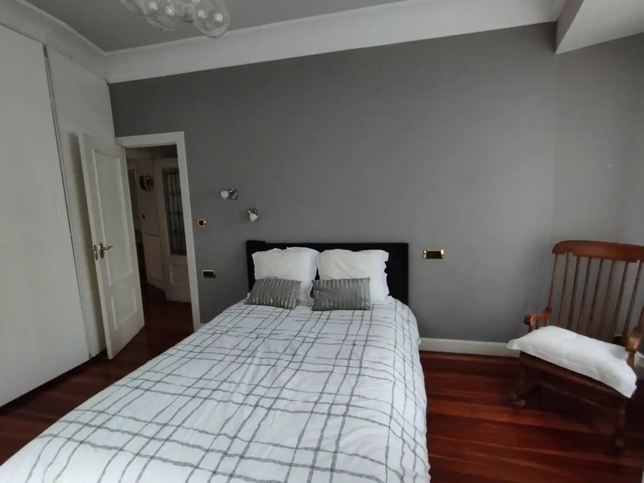 Schlafzimmer von Wohnung zur Miete in Bilbao  mit Heizung, Parkett und Möbliert