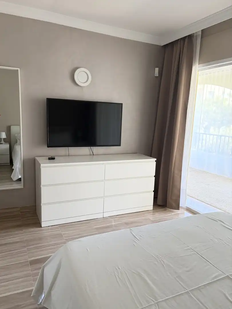 Dormitori de Apartament de lloguer en Marbella amb Aire condicionat, Terrassa i Piscina
