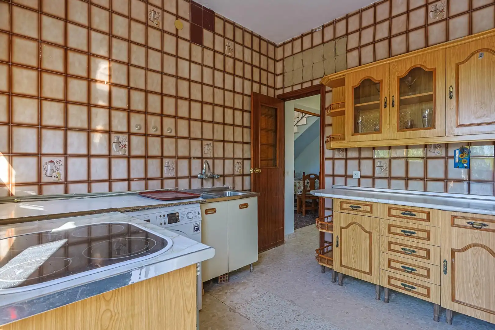 Cuina de Casa o xalet en venda en Sanlúcar la Mayor amb Aire condicionat i Piscina