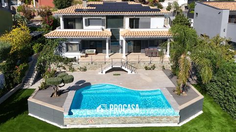Villa de diseño con piscina y espectaculares vistas a la bahía de Roses  PalauSaverdera