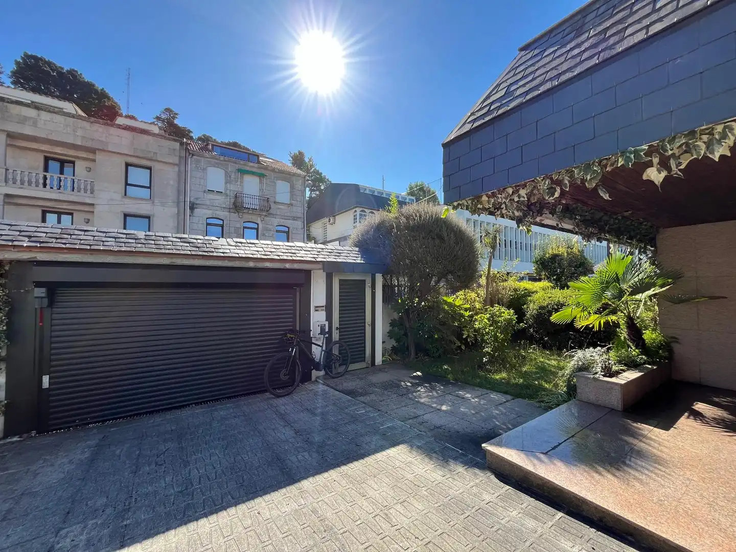 Vista exterior de Casa o xalet en venda en Vigo  amb Calefacció, Jardí privat i Parquet