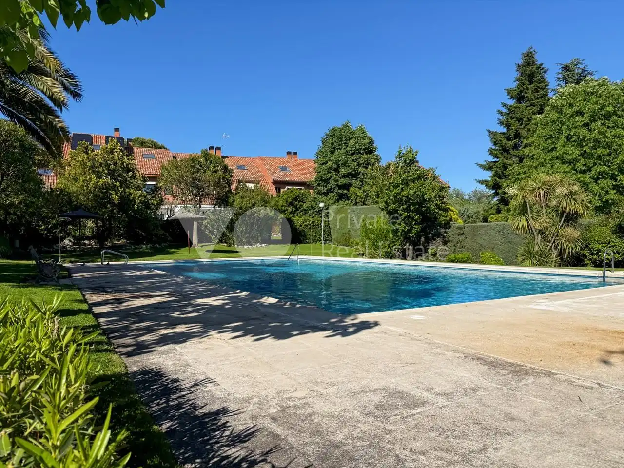 Piscina de Casa adosada en venta en Majadahonda con Aire acondicionado, Calefacción y Jardín privado