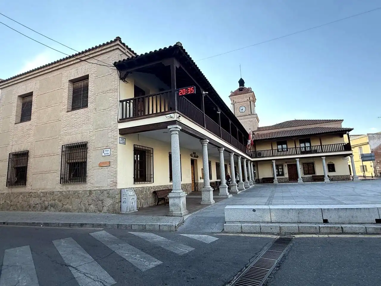 Vista exterior de Casa adosada en venda en Camarena amb Calefacció, Jardí privat i Terrassa