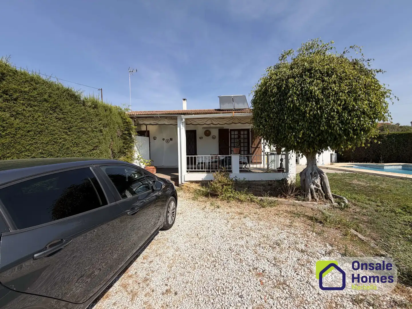 Vista exterior de Casa o xalet en venda en Estepona amb Jardí privat, Terrassa i Traster