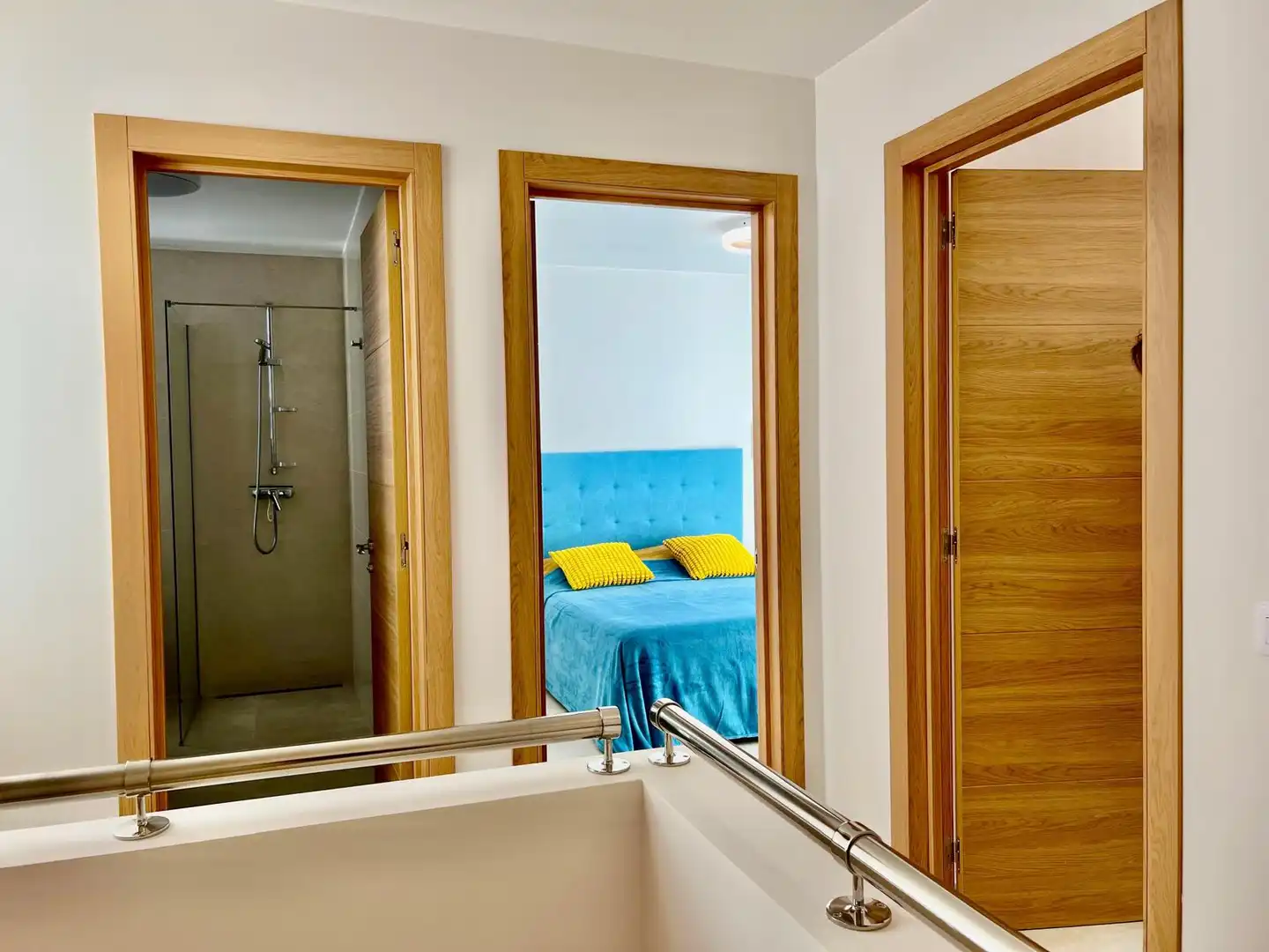 Schlafzimmer von Einfamilien-Reihenhaus zum Verkauf in Arona mit Klimaanlage, Privatgarten und Terrasse