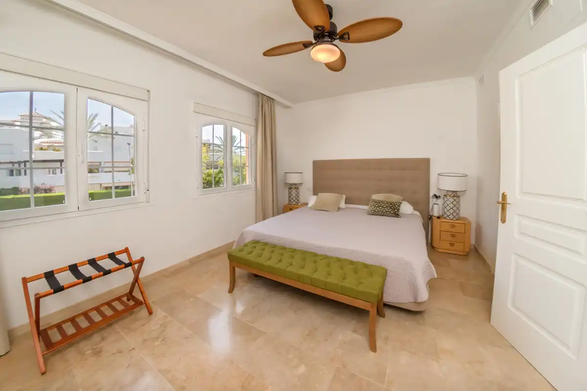 Dormitori de Casa adosada en venda en Marbella amb Aire condicionat i Alarma
