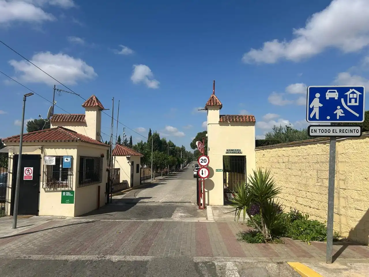 Vista exterior de Casa o chalet en venta en Alcalá de Guadaira con Aire acondicionado, Jardín privado y Terraza