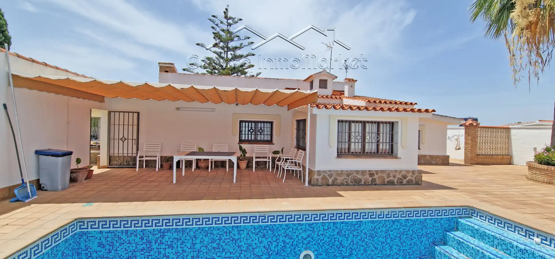 Vista exterior de Casa o xalet en venda en El Puerto de Santa María amb Aire condicionat, Jardí privat i Piscina