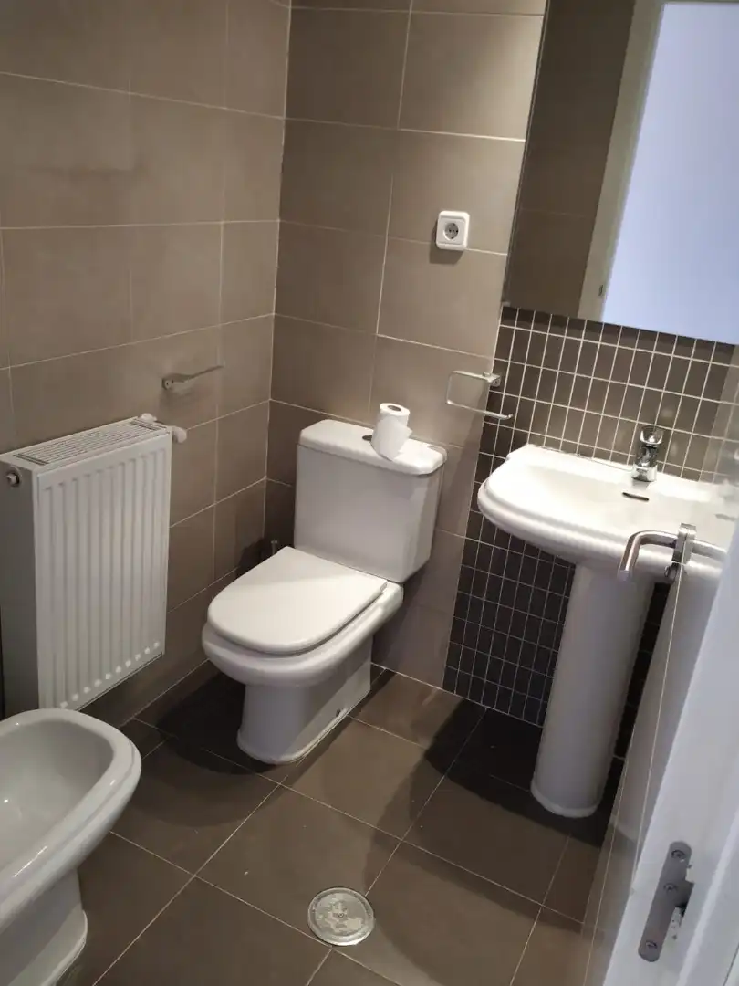 Bathroom of Flat for sale in Madrid  with Air Conditioner, Heating and Storage room