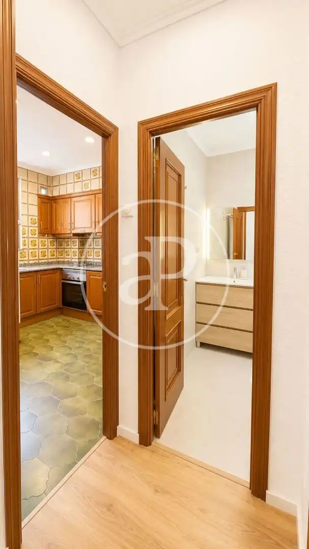 Bathroom of Flat for rent in Valencia  with Air Conditioner, Heating and Balcony