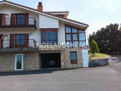 Vista exterior de Casa adosada en venda en Sondika amb Calefacció, Jardí privat i Terrassa