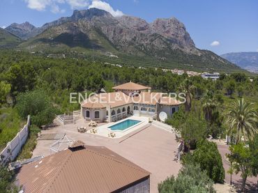 House with pool for sale in Montebello - Nou Espai