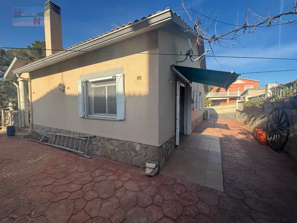Exterior view of Houses for sale in La Bisbal del Penedès  with Oven and Microwave