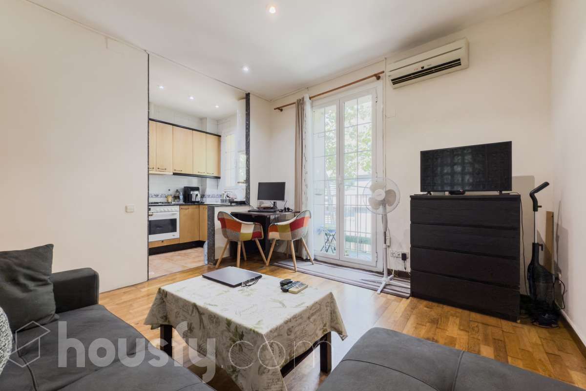 Exterior view of Flat for sale in  Barcelona Capital  with Air Conditioner, Heating and Parquet flooring