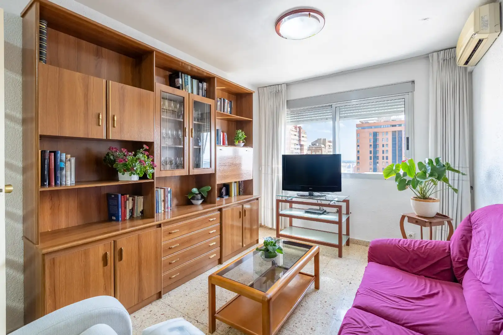 Living room of Flat for sale in Valencia  with Air Conditioner, Furnished and Oven