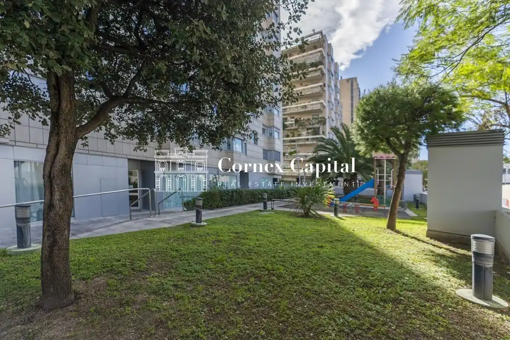 Außenansicht von Wohnung zum Verkauf in Barcelona mit Klimaanlage, Heizung und Privatgarten