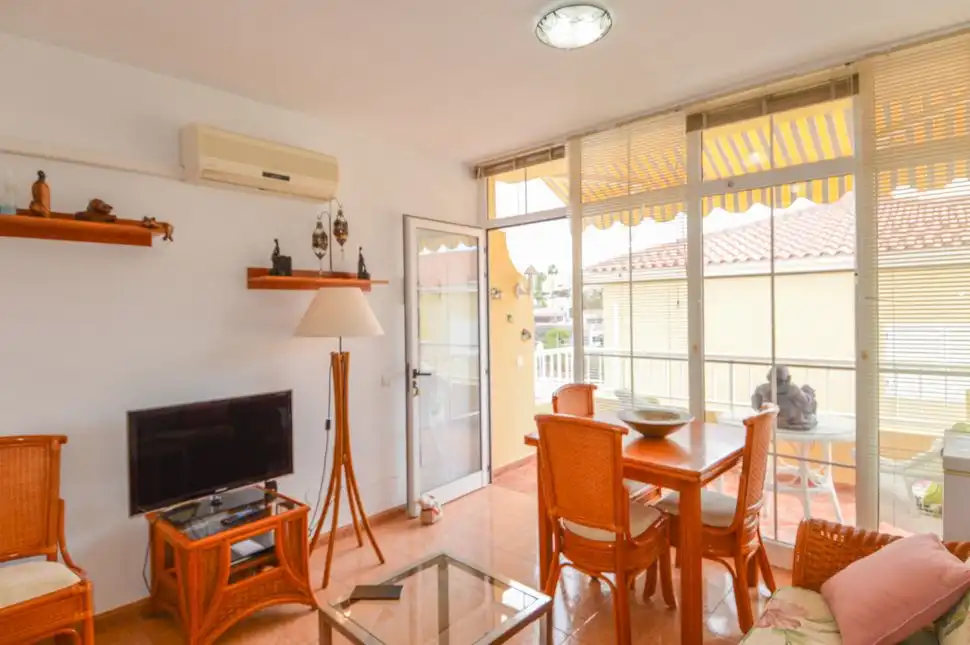 Sala de estar de Apartamento de alquiler en Mogán con Terraza y Piscina comunitaria