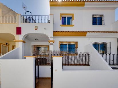 Vista exterior de Casa adosada en venda en Orihuela amb Aire condicionat, Terrassa i Piscina