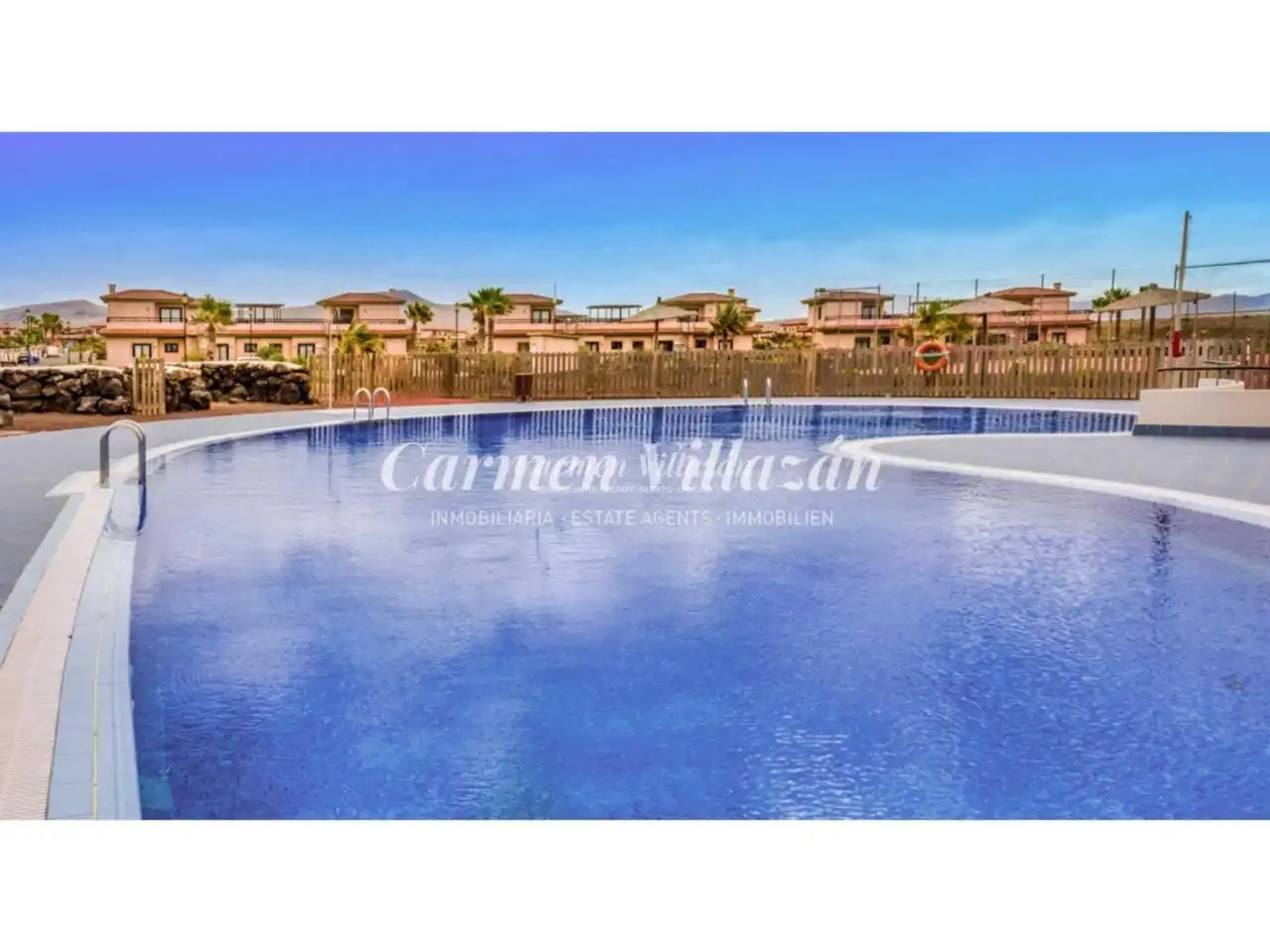 Vista exterior de Apartamento en venta en La Oliva con Terraza, Balcón y Piscina comunitaria